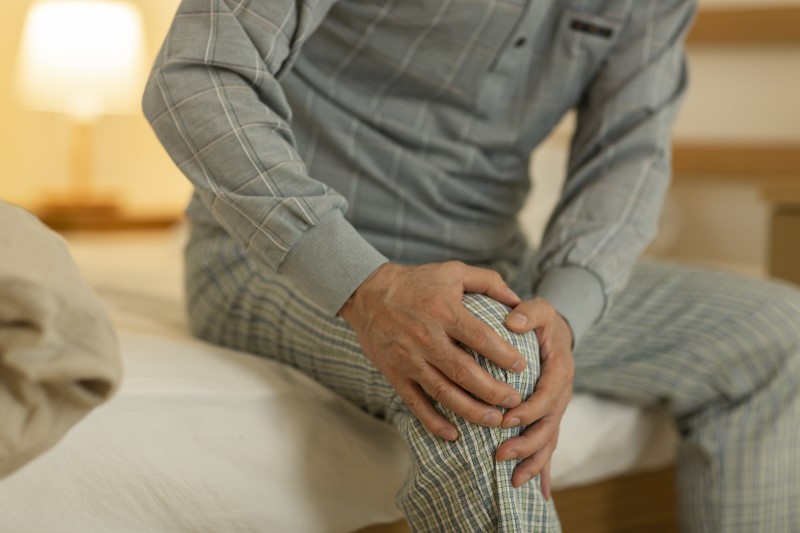 Ból kolana w nocy lub w spoczynku – przyczyny, powikłania, metody leczenia