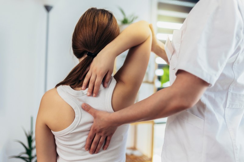 Ból kręgosłupa piersiowego: Przyczyny, objawy i sposoby łagodzenia
